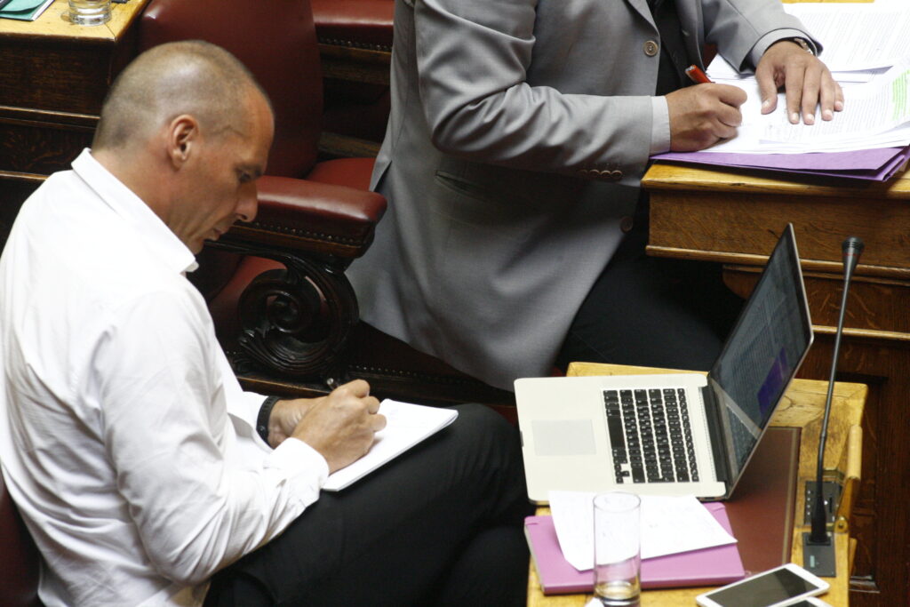 Βαρουφάκης και 16 οικονομολόγοι ζητούν προστασία των χωρών από τα αρπακτικά των αγορών - Media