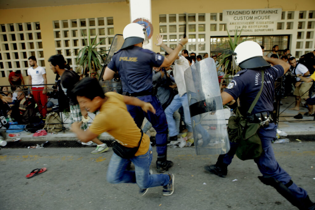 Σοβαρά επεισόδια στην Μυτιλήνη ανάμεσα σε αστυνομία και πρόσφυγες (photos) - Media