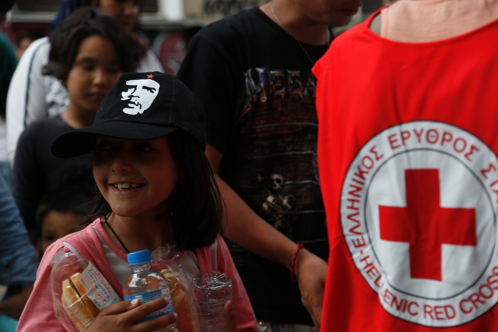 Αντιδράσεις από κατοίκους για τη διανομή φαγητού από τον Ερυθρό Σταυρό στην πλατεία Βικτωρίας (Photos) - Media