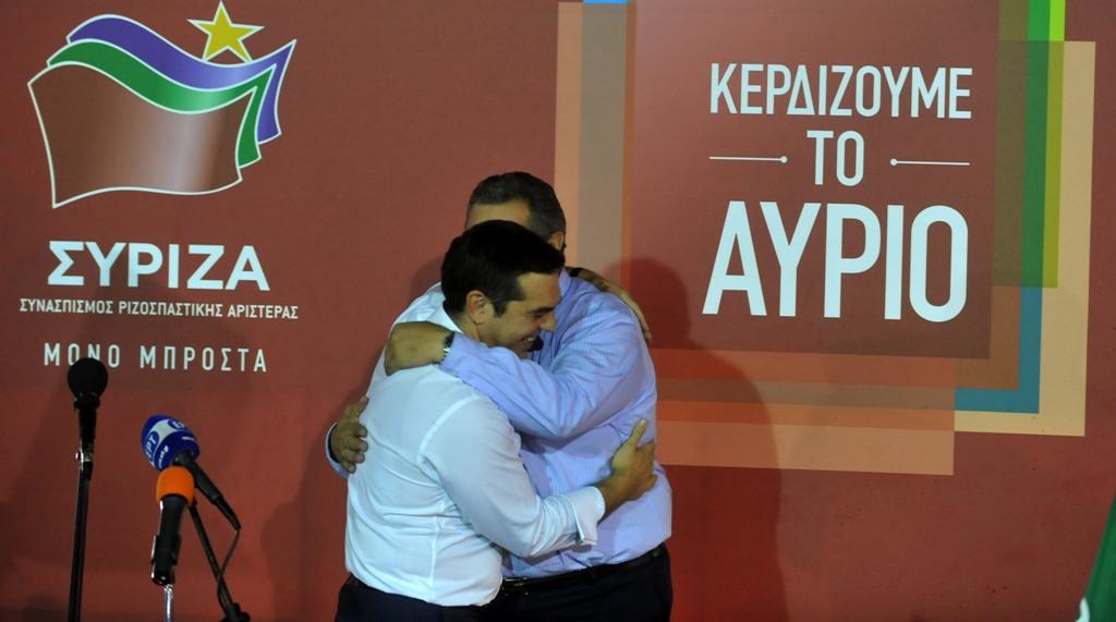 Οι αγκαλιές και τα φιλιά Τσίπρα – Καμμένου στο εκλογικό κέντρο του ΣΥΡΙΖΑ (Video/Photo) - Media