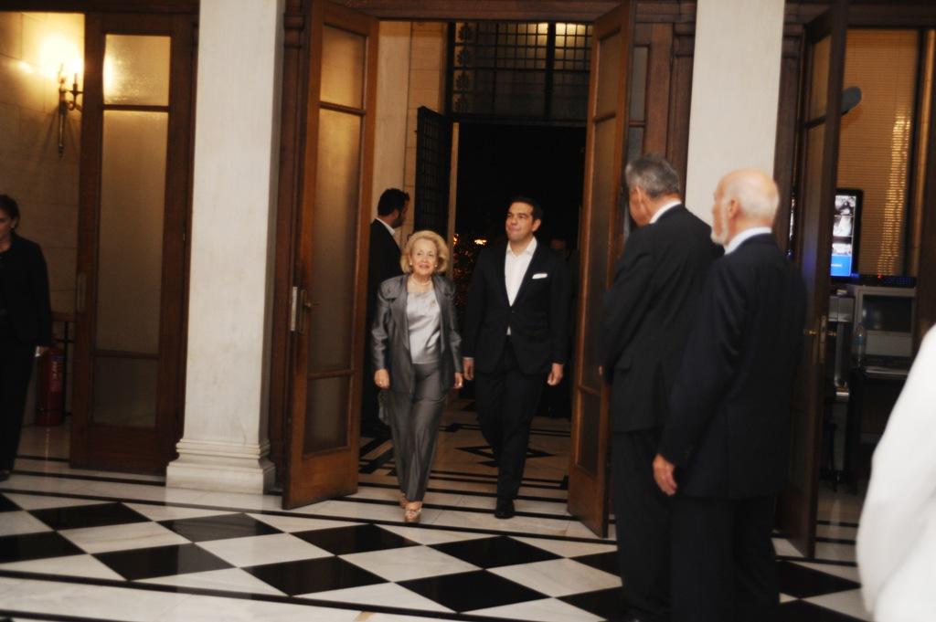 Η παράδοση – παραλαβή του Μαξίμου σε εικόνες (Photos) - Media