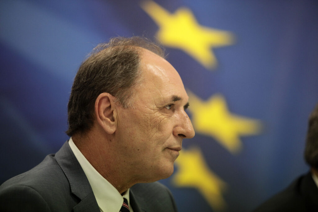 Σταθάκης: Ύφεση 1,5% - 2% για φέτος, θετικό πρόσημο το 2016 - Media