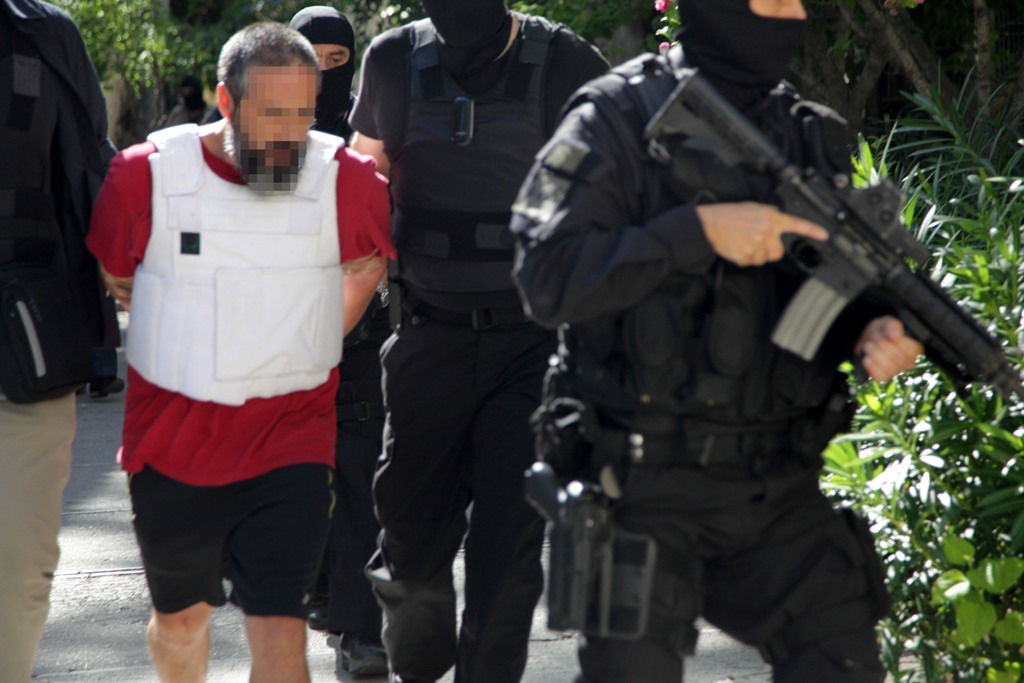 Καλάσνικοφ, πιστόλια και πλαστές ταυτότητες στα κρησφύγετα Πετρακάκου - Media
