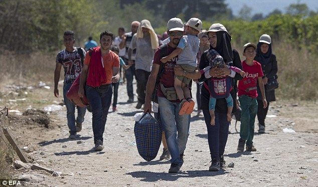 Ταλκ για τα πόδια, οικογενειακές φωτογραφίες και λίγα φάρμακα στις τσάντες των προσφύγων που διασχίζουν την Ευρώπη  - Media
