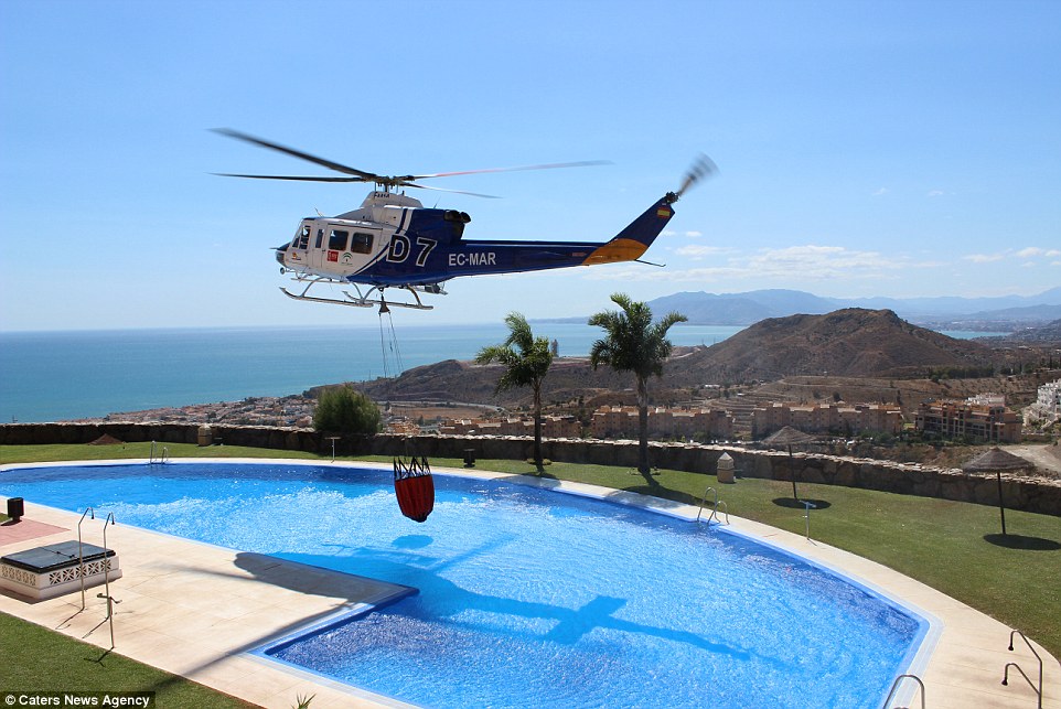 Η στιγμή που ελικόπτερο εφοδιάζεται με νερό από… πισίνα για να σβήσει φωτιά (Photos) - Media