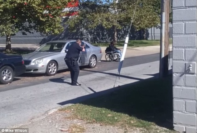 Απίστευτη βία στις ΗΠΑ: Αστυνομικοί δολοφονούν άοπλο μαύρο σε αναπηρικό καροτσάκι (ΠΟΛΥ ΣΚΛΗΡΕΣ ΕΙΚΟΝΕΣ) - Media