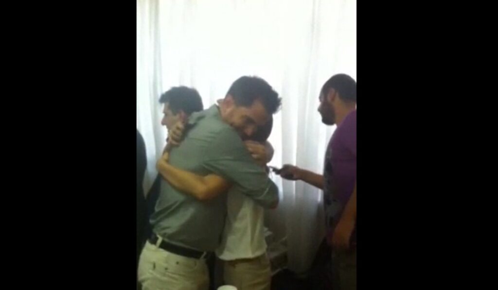 Φιλιά και αγκαλιές στο εκλογικό κέντρο του Λεβέντη (Photos) - Media