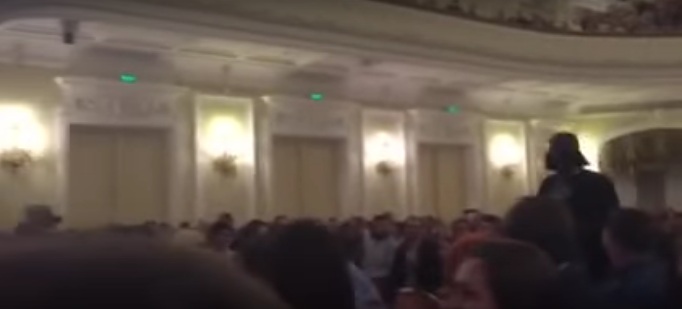 Έφοδος του Darth Vader στο Ωδείο της Μόσχας: Ανάγκασαν την ορχήστρα να παίξει το Imperial March (Video) - Media