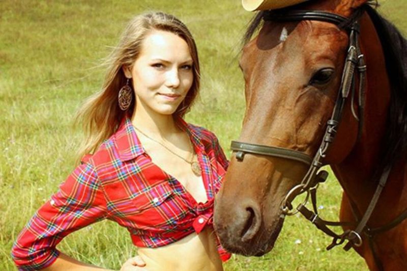 Άλογο ποδοπατά και σκοτώνει σε επίδειξη, πανέμορφη 24χρονη κοπέλα (Video) - Media