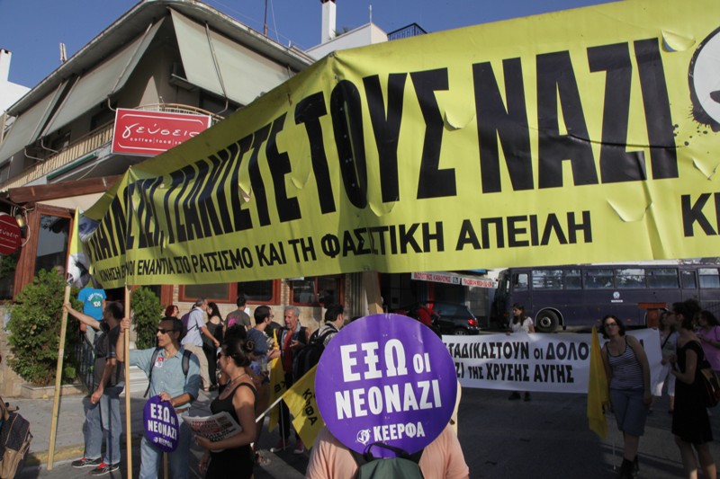 Αντιφασιστική συγκέντρωση την ώρα της ομιλίας Μιχαλολιάκου στον Πειραιά - Media