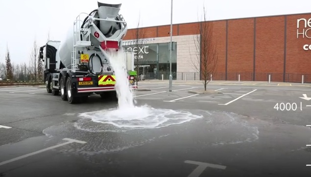 Απίστευτο βίντεο: Η άσφαλτος που απορροφά το νερό! - Media