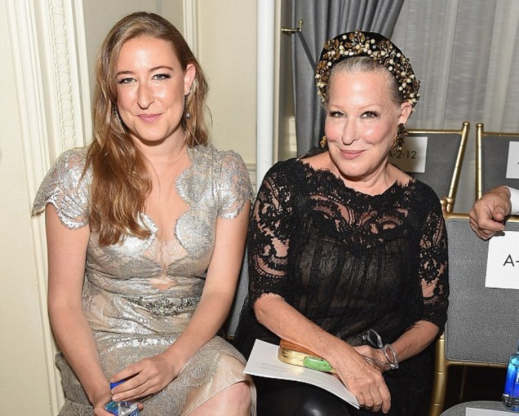 Η κόρη της Μπέτι Μίντλερ είναι φτυστή η διάσημη μαμά της (Photos) - Media