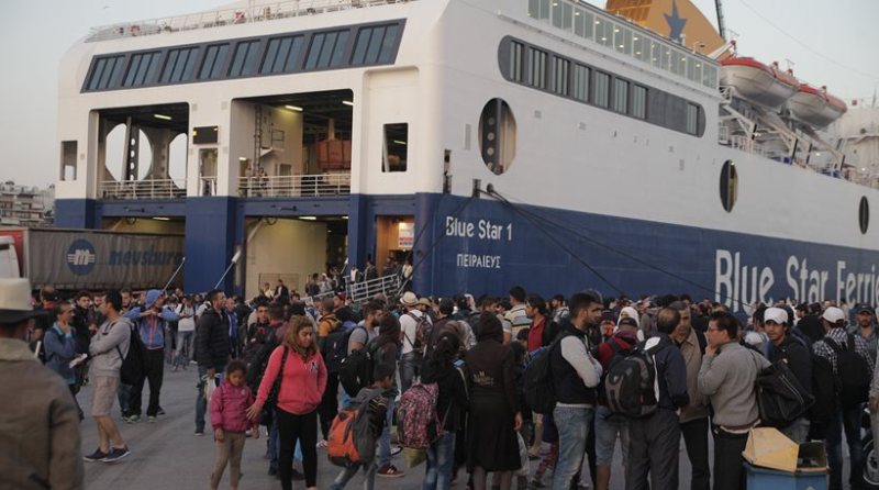 Πάνω από 10.000 πρόσφυγες αναμένεται να αναχωρήσουν με πλοία από τη Μυτιλήνη μέχρι το βράδυ  - Media