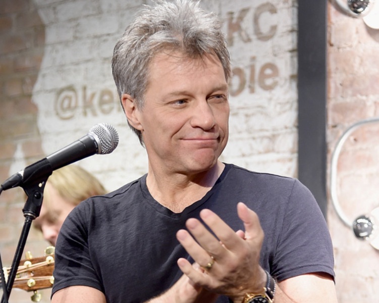 Στα σοκάκια της Μυκόνου ο Jon Bon Jovi (Video) - Media