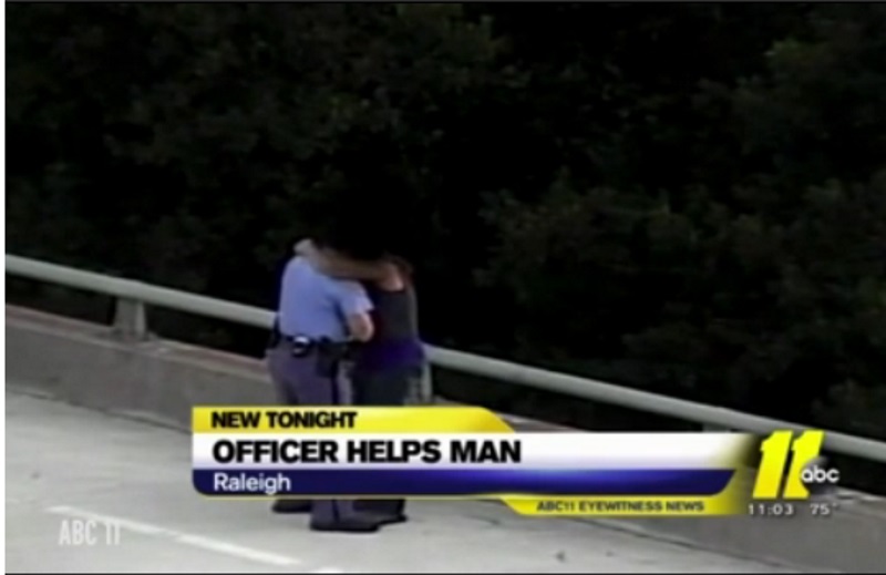 Αστυνομικός αποτρέπει κάποιον από την αυτοκτονία – Ο άνδρας βάζει τα κλάματα και τον αγκαλιάζει (Video) - Media