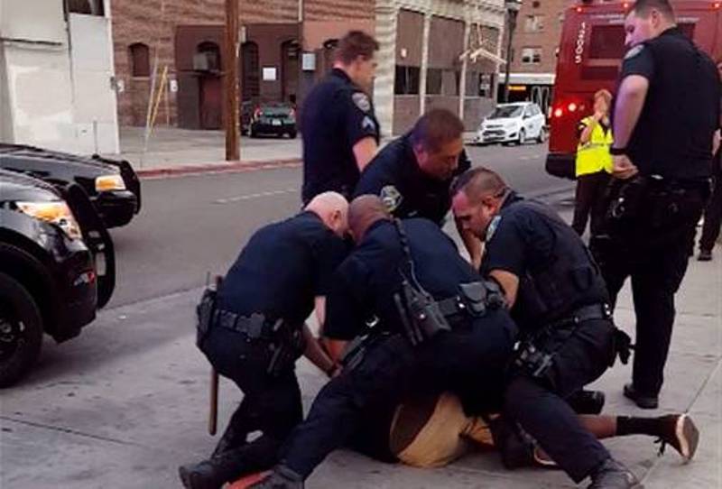 Εννιά αστυνομικοί δέρνουν άγρια και ποδοπατάνε ανήλικο που απλά περπατούσε (Video & Photos) - Media