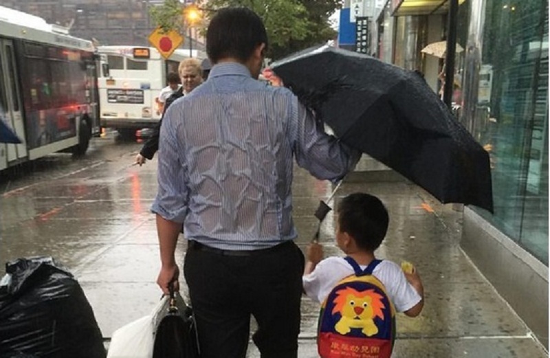 Ο… πατέρας τη βροχή δεν τη φοβάται! Η φωτογραφία που έγινε viral! (Photo) - Media