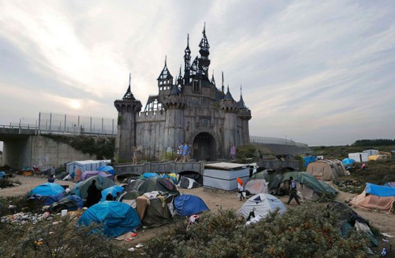 Ο Banksy «διαλύει» την Dismaland και με τα υλικά της φτιάχνει καταλύματα για πρόσφυγες (Photos) - Media