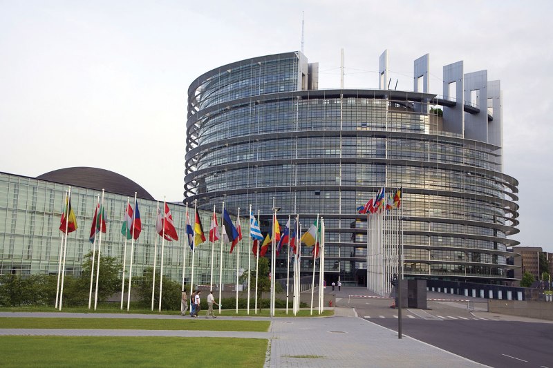 Βέλγος Ευρωβουλευτής: Να φιλοξενηθούν πρόσφυγες στο κτίριο του Ευρωκοινοβουλίου - Media