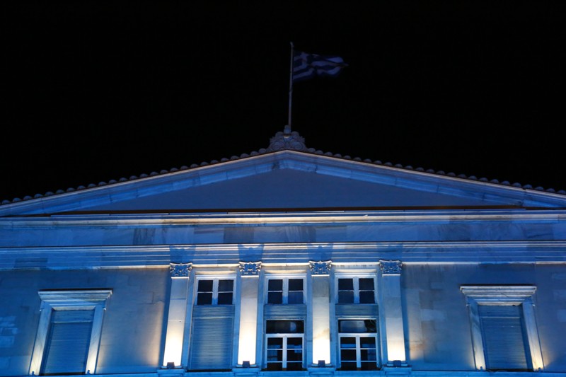 Η Παγκόσμια Ημέρα Δημοκρατίας «έντυσε» τη Βουλή στα μπλε! (Photos) - Media