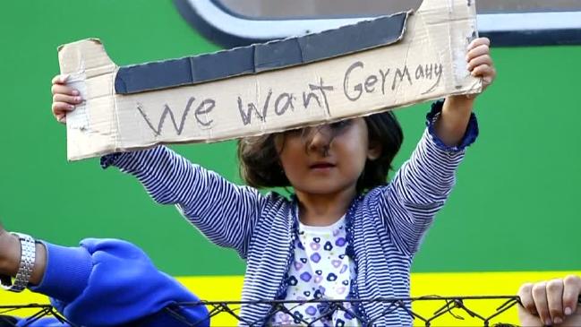 «Μαμά Μέρκελ»: Η επίθεση... λατρείας των Σύρων προσφύγων προς τη Γερμανίδα καγκελάριο - Media