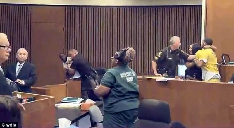 Πατέρας επιτέθηκε μέσα στο δικαστήριο και γρονθοκόπησε το δολοφόνο της 3χρονης κόρης του  (Video) - Media
