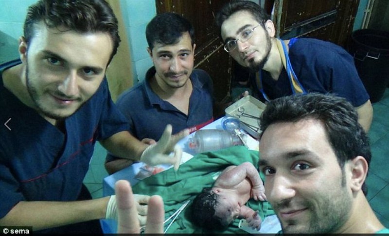 Αυτοί οι γιατροί στη Συρία ξεγέννησαν μωρό που είχε θραύσμα από οβίδα στο κεφαλάκι του (Video & Photos) - Media