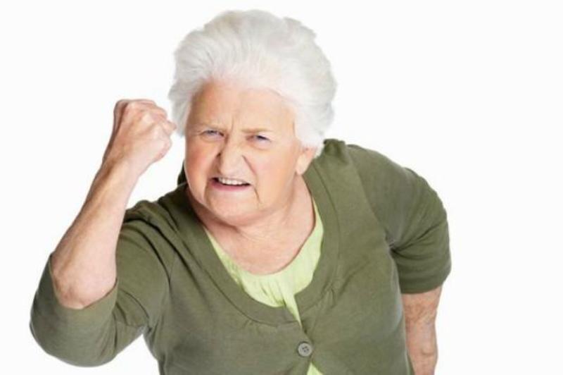 «Σούπερ» γιαγιά χτυπάει άγρια και ποδοπατά μποξέρ, ο οποίος έκανε το λάθος να την χτυπήσει  (Video) - Media