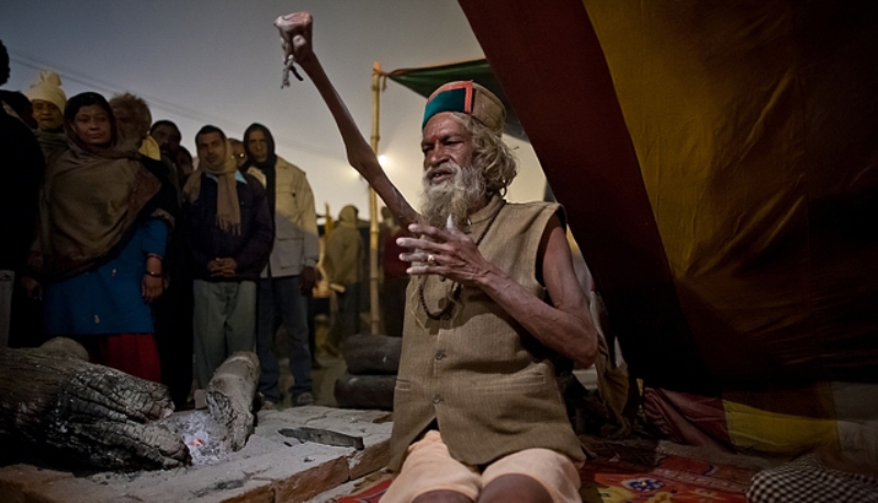 Γιατί ο άνδρας αυτός δεν έχει κατεβάσει το δεξί του χέρι, εδώ και 42 χρόνια; (Photos) - Media