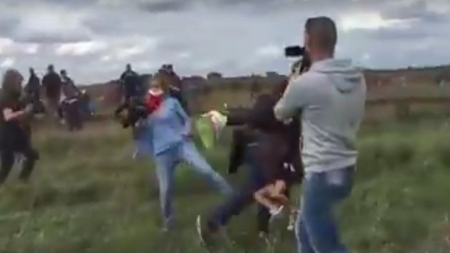 Ουγγαρία: Εικονολήπτρια βάζει τρικλοποδιά σε πρόσφυγα που τρέχει αγκαλιά με το παιδί του (Video) - Media