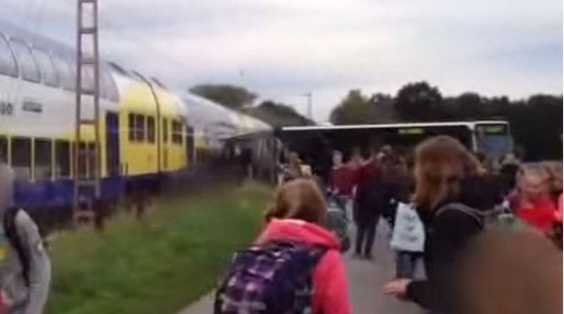 Η απίστευτη σύγκρουση τρένου με σχολικό λεωφορείο στη Γερμανία (Video) - Media