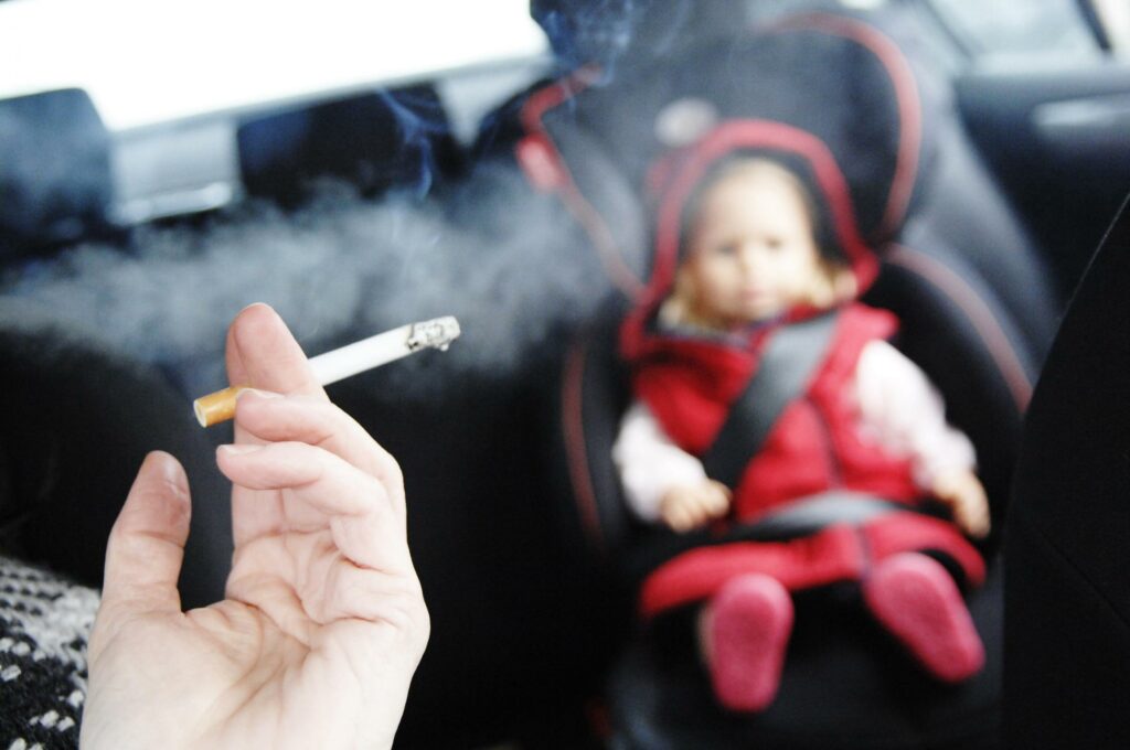 Η Βρετανία απαγορεύει το κάπνισμα στα αυτοκίνητα με επιβάτες παιδιά - Media