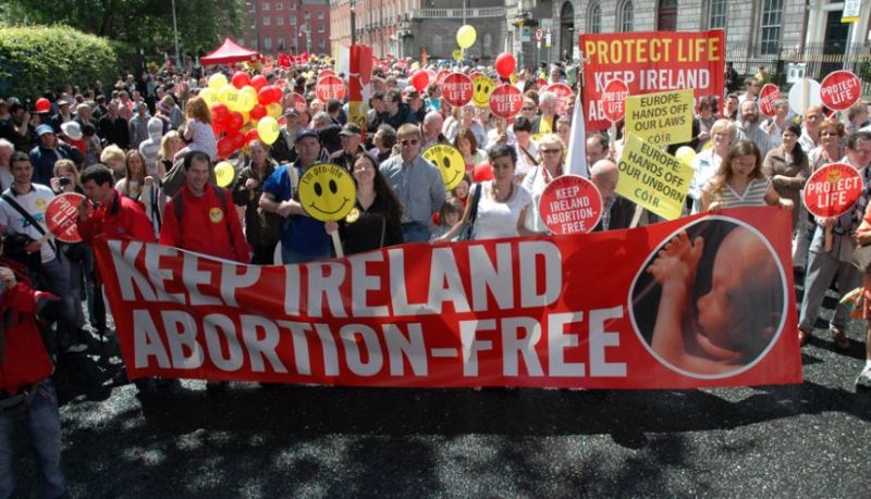 Χιλιάδες διαδηλωτές στους δρόμους του Δουβλίνου υπέρ του δικαιώματος στην άμβλωση - Media