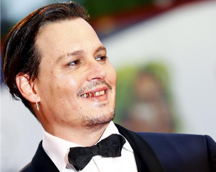 Έτσι εμφανίστηκε ο Τζόνι Ντεπ στη Βενετία, με χρυσά δόντια! (Photos) - Media