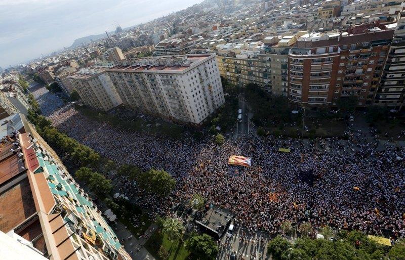 Ένα ανθρώπινο ποτάμι σχηματίστηκε στους δρόμους της Βαρκελώνης, διαδηλώνοντας υπέρ της ανεξαρτησίας (Photos) - Media