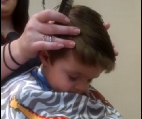 Δείτε το αξιολάτρευτο αγοράκι που αδυνατεί να παραμείνει ξύπνιο στο κομμωτήριο (Video) - Media