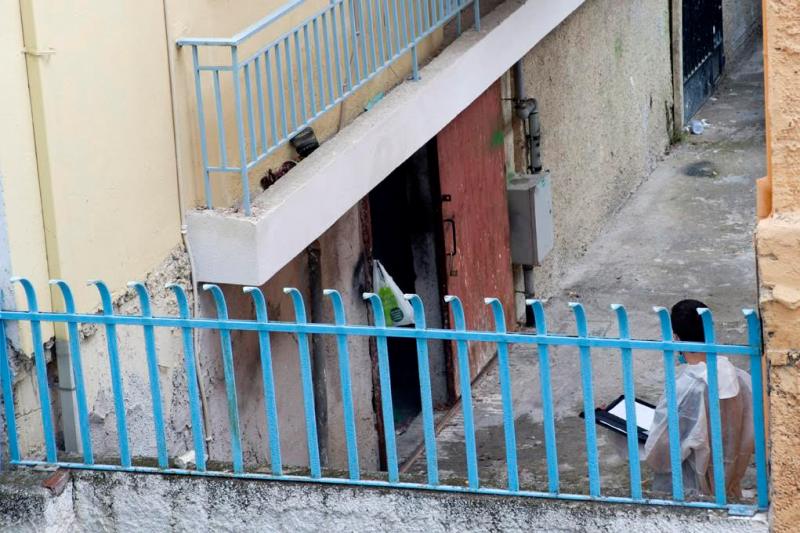 Τρία καλάσνικοφ θαμμένα στην αυλή, βρήκε η Αντιτρομοκρατική στο κρησφύγετο του Πετρακάκου - Media