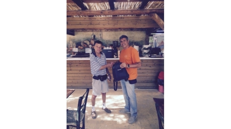 Πράξη ανθρωπιάς και τιμιότητας - Βρήκε πορτοφόλι και το παρέδωσε (Photos) - Media