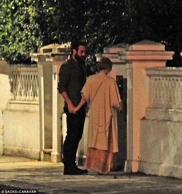 «Ζήλεψε» τη μεγάλη αδερφή της και … γδύθηκε στα social media (Photo) - Media