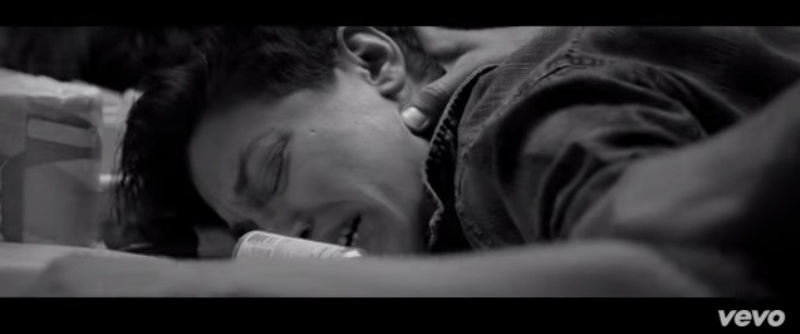 Σκληρές εικόνες βιασμού στο νέο βιντεοκλίπ της Lady Gaga (Video) - Media