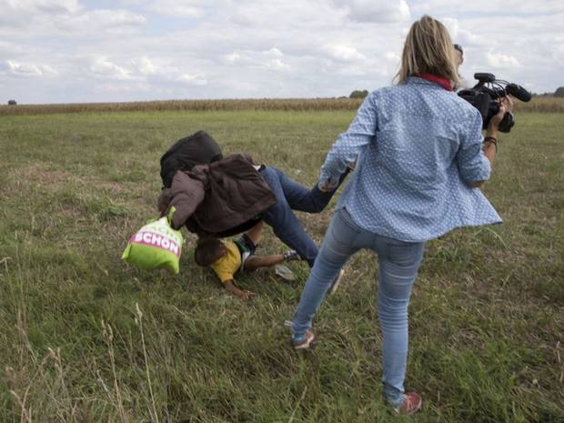 Ποινική έρευνα σε βάρος της εικονολήπτριας που κλώτσησε μετανάστες στην Ουγγαρία - Media