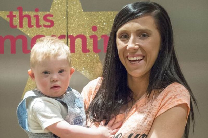 Μάνα πετάει σαν πάνινη κούκλα το 2χρονο παιδί της με σύνδρομο Down, μέσα σε φουσκωτό παιδότοπο (Video) - Media