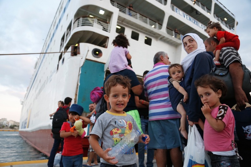 Στον Πειραιά έφθασαν ακόμη 3.875 μετανάστες από τη Μυτιλήνη - Media