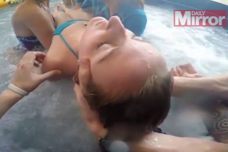 Γυναίκα τραυματίστηκε και έμεινε αναίσθητη όταν έπεσε από νεροτσουλήθρα (Video) - Media