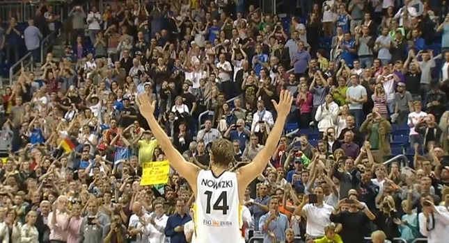 Το «αντίο» ενός μεγάλου παίκτη – Αποθέωση για τον Νοβίτσκι (Video) - Media