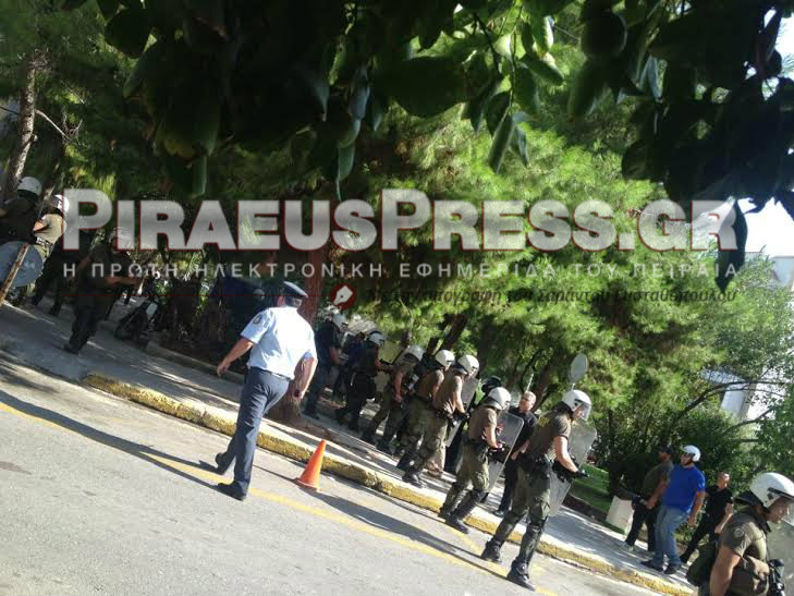 Ένταση ανάμεσα σε Χρυσαυγίτες και μέλη της ΑΝΤΑΡΣΥΑ, στη γειτονιά του Παύλου Φύσσα (Photos/Video) - Media