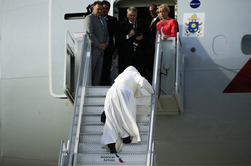 Γιατί ο Πάπας δυσκολεύτηκε να ανέβει τις σκάλες του αεροπλάνου- Είναι καλά στην υγεία του απαντά το Βατικανό - Media
