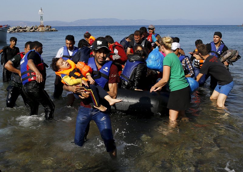 Μεγάλη επιχείρηση του Λιμενικού για τη διάσωση προσφύγων έξω από τη Μυτιλήνη  - Media