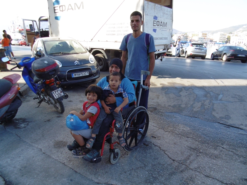 Θησαυρίζοντας σε βάρος των προσφύγων: Ζήτησαν 1000 δολάρια για να μεταφέρουν αναπηρικό καροτσάκι από την Τουρκία στην Ελλάδα! (Photo) - Media