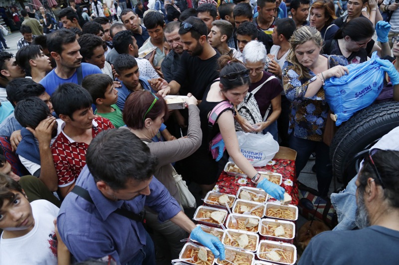 Πάνω από 1.000 μερίδες φαγητού μοίρασαν εθελοντές στους πρόσφυγες στην Πλ. Βικτωρίας (Photos) - Media